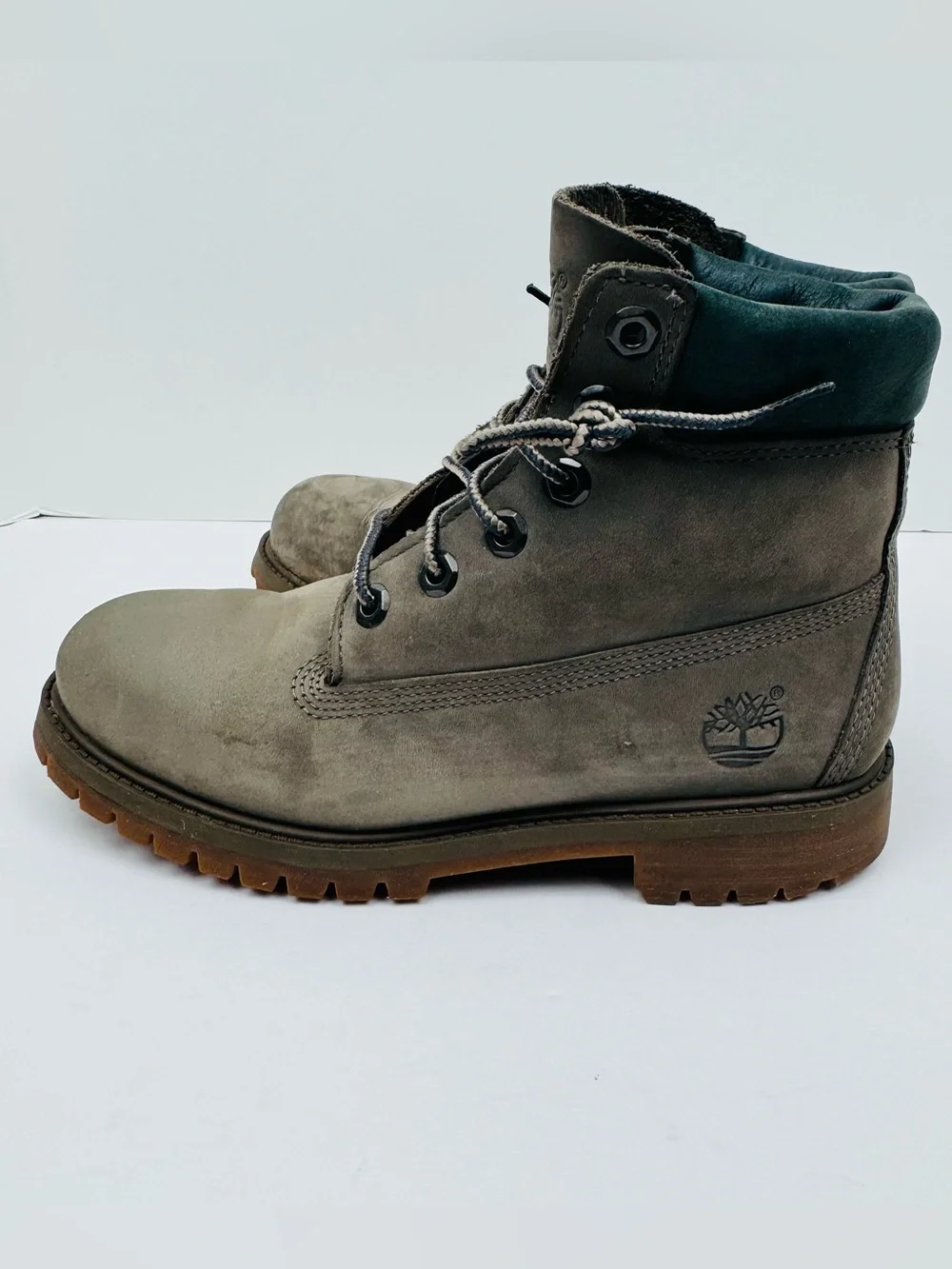 Timberland Kid's Waterproof Boots. Non marking sole. Lace-up design. Size 4.5.